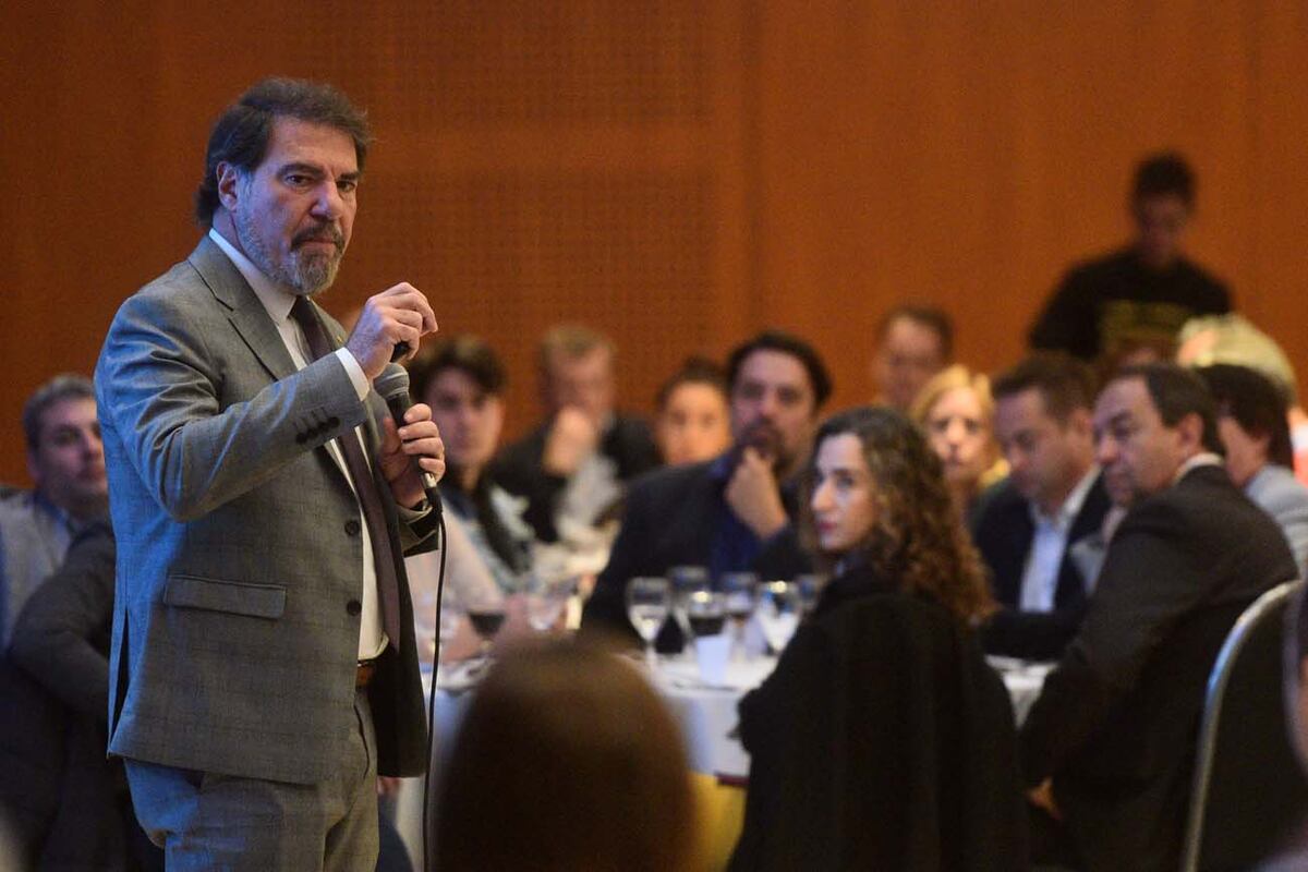Proyectar Córdoba. Claudio Zuchovicki, gerente de la Bolsa de Comercio de Buenos Aires, fue escuchado atentamente por los empresarios de la Ceduc. (Pedro Castillo / La Voz)