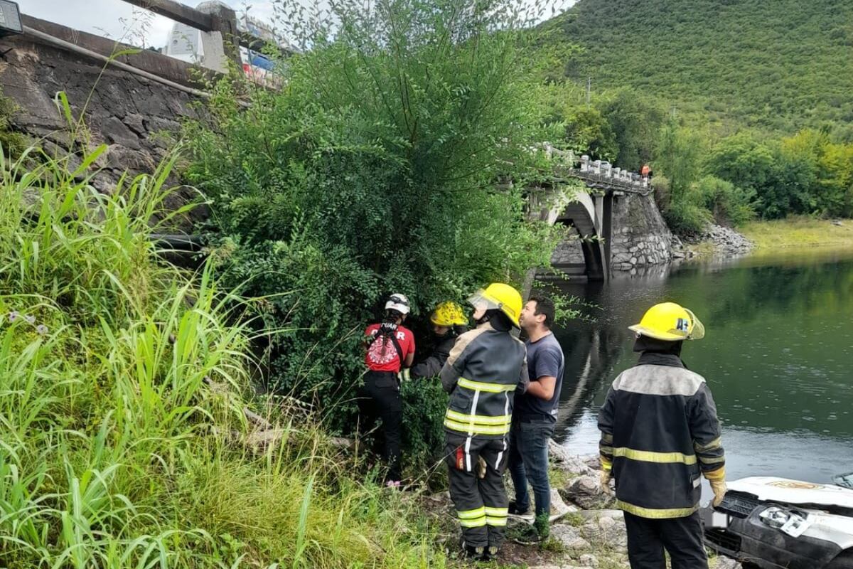 El Duar rescató a un hombre que resultó herido tras caer caer con su camioneta desde un puente. (Foto: gentileza)