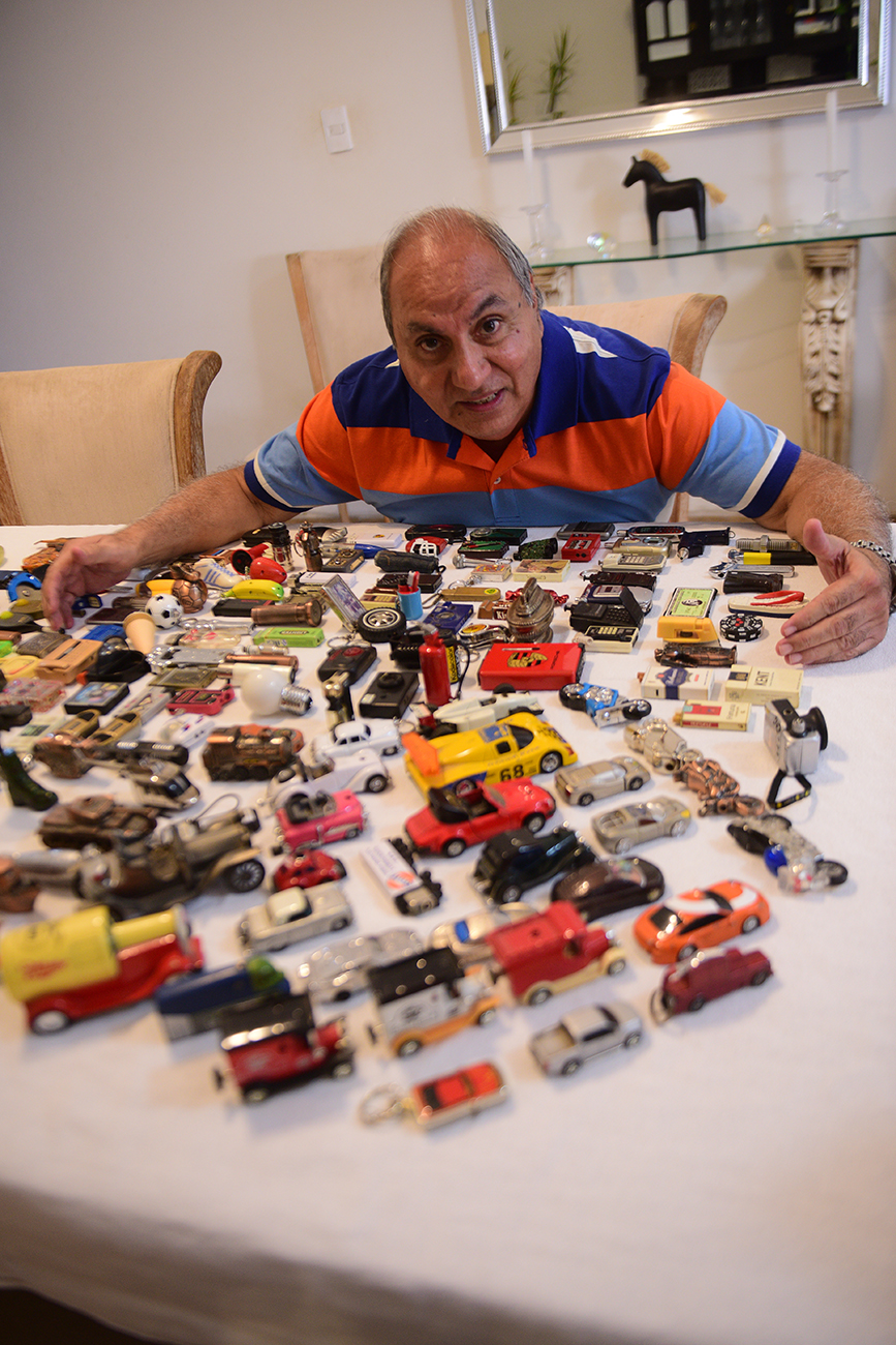 Rafael Cerezo, periodista y coleccionista, muestra a La Voz algunos de sus más de 400 encendedores. (José Gabriel Hernández / La Voz)