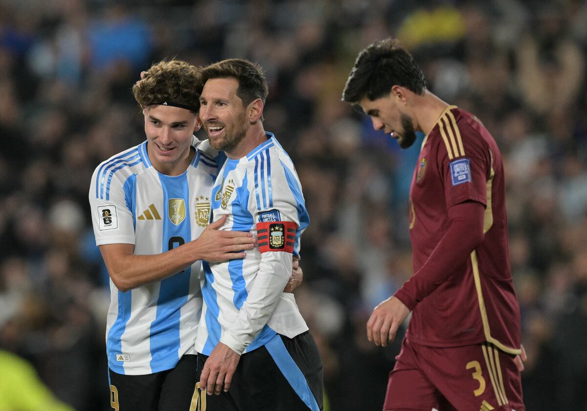 Messi celebra su gol ante Venezuela con Álvarez. (Conmebol).