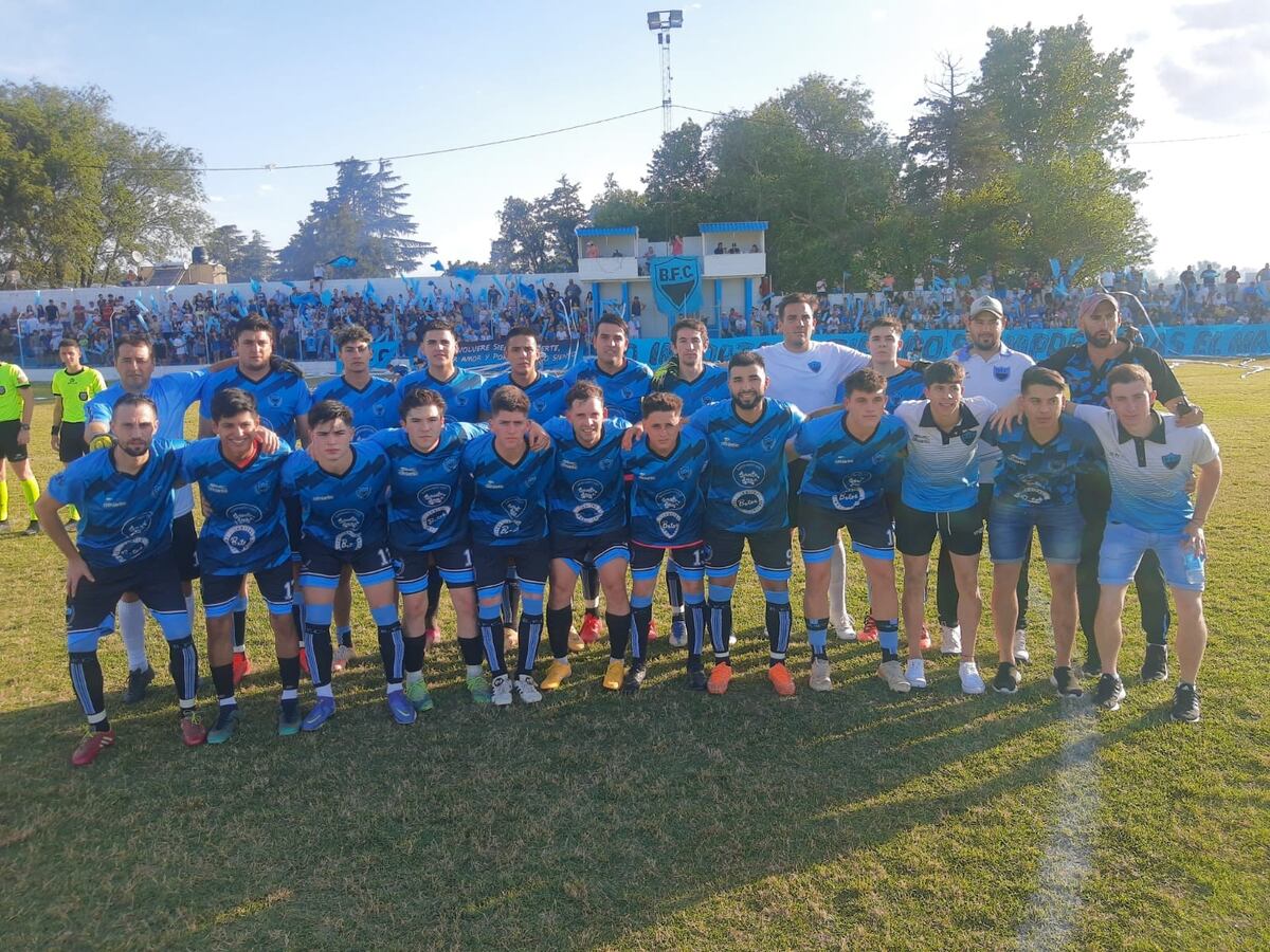 Belgrano de Berrotarán y el primer título de su historia. El club tiene 100 años y compite en la Liga Riotercerense de Fútbol. (Gentileza Belgrano de Berrotarán).