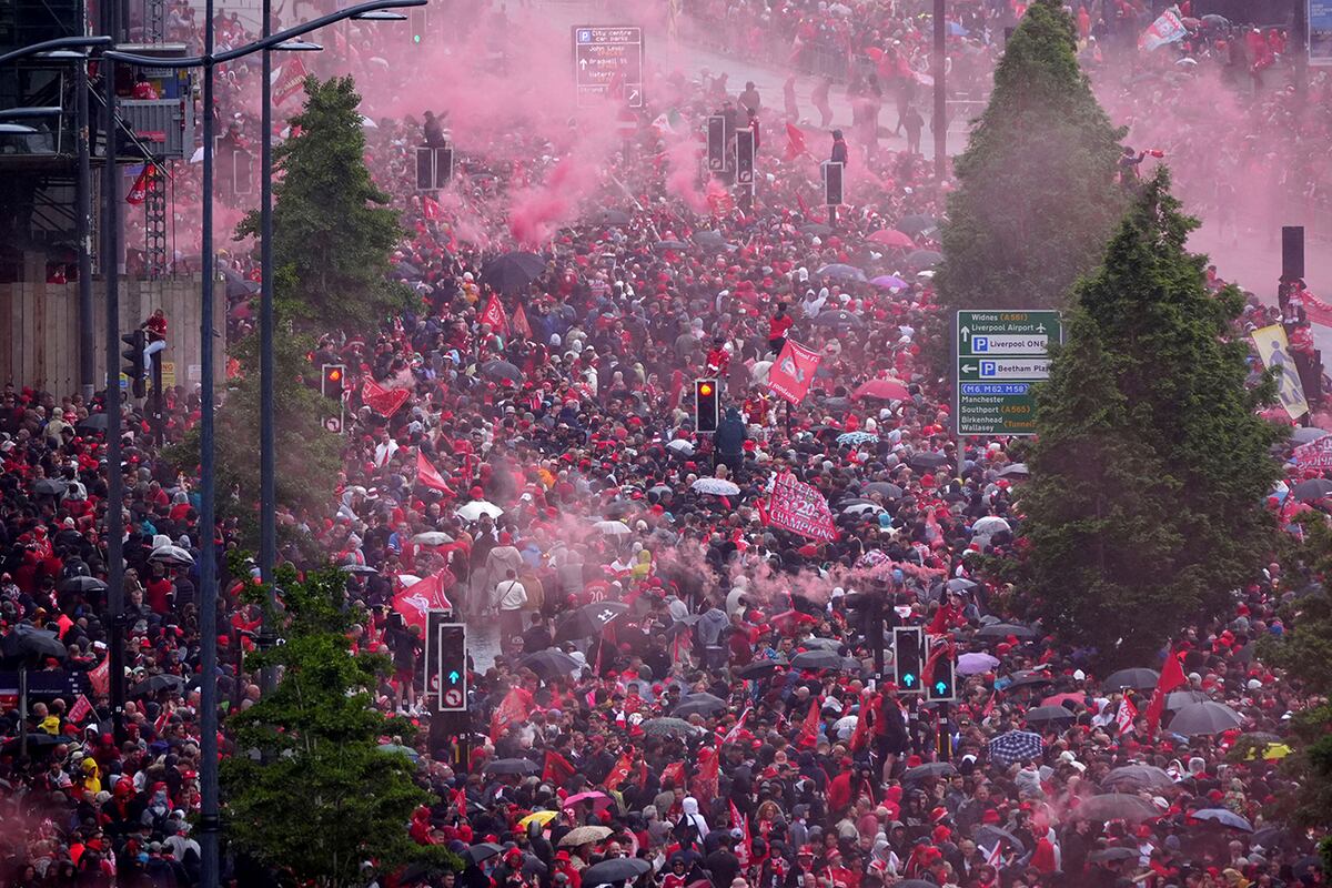 Un auto atropelló a hinchas del Liverpool que festejaban el título en la Premier League. (AP)