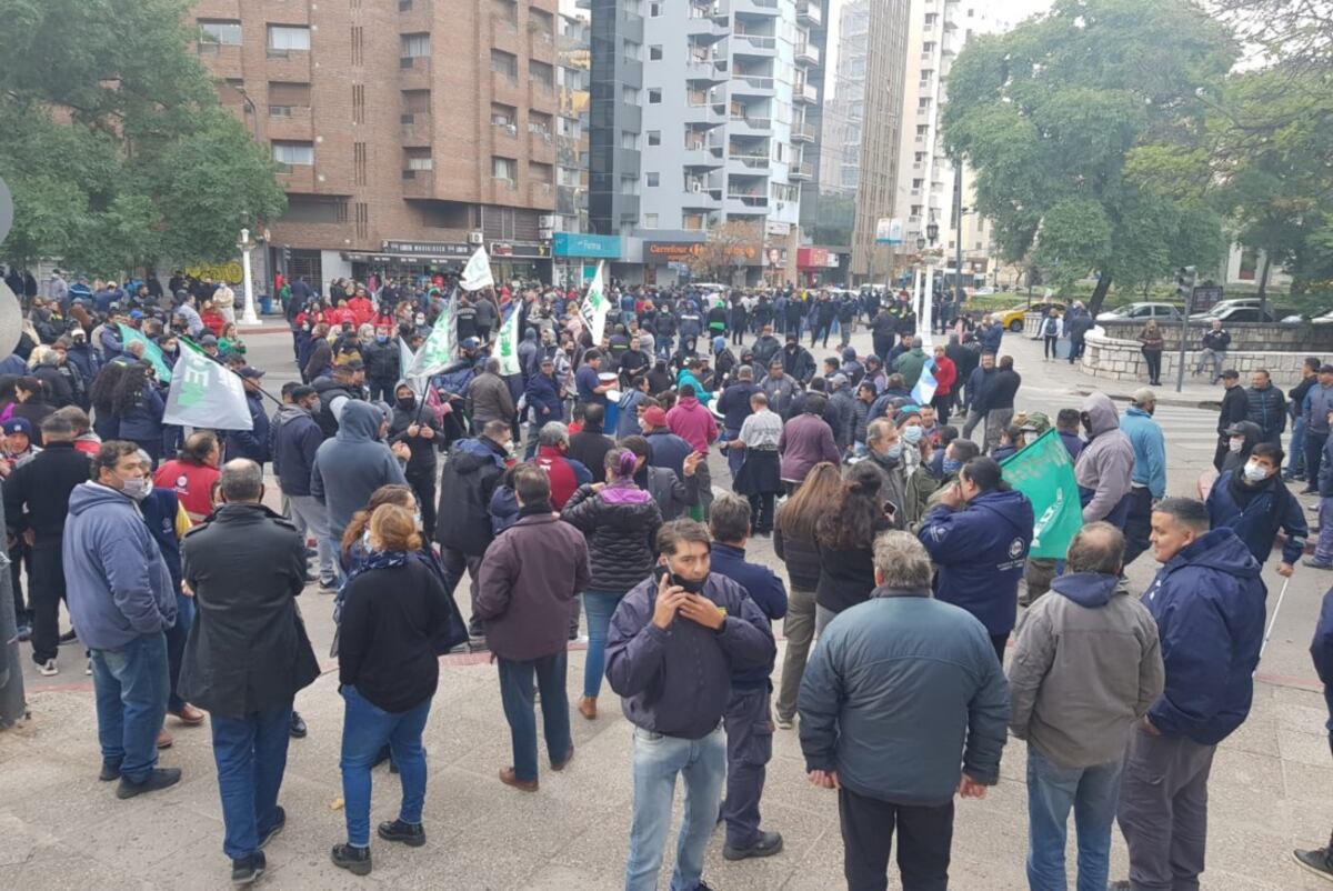 El Suoem protesta frente a la Municipalidad ( Nicolás Bravo / La Voz)