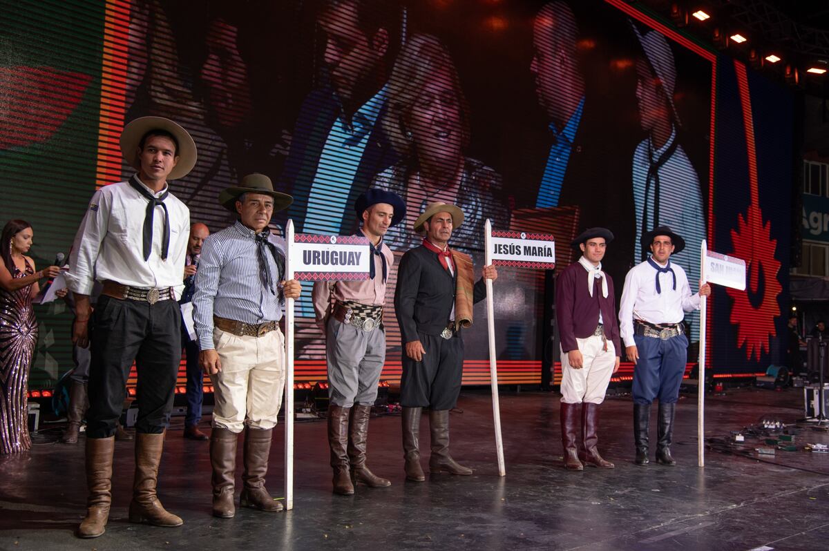 Los campeones de la jinetada en Jesús María fueron reconocidos en el escenario Martín Fierro. (La Voz).