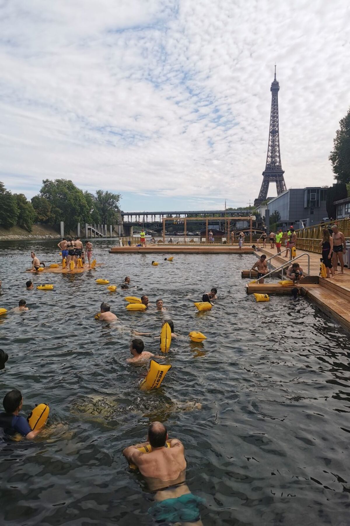 Las aguas del Sena volvieron a recibir a bañistas en París este sábado por primera vez desde 1923. (Gentileza / EFE)