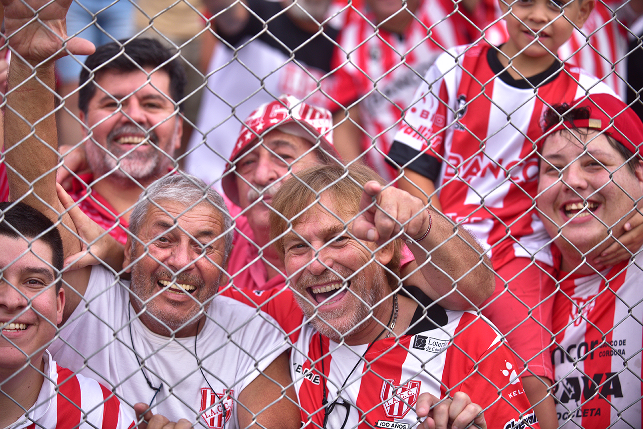 Fotos de hinchas de Instituto en el estadio Monumental en el partido ante Sarmiento de Junín para la Liga Profesional. (Ramiro Pereyra)