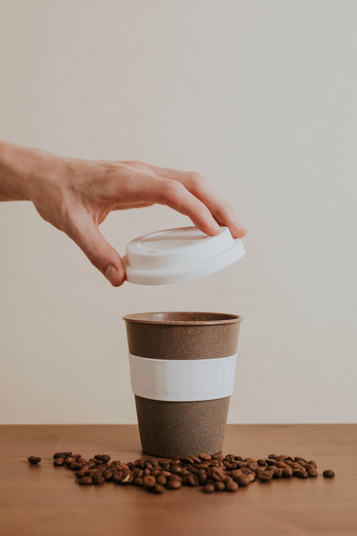 La cafeína no aporta energía real, sino que bloquea la adenosina, la sustancia que avisa al cerebro que es hora de descansar, explica la biomédica Sandra Ortonobes. (Freepik)