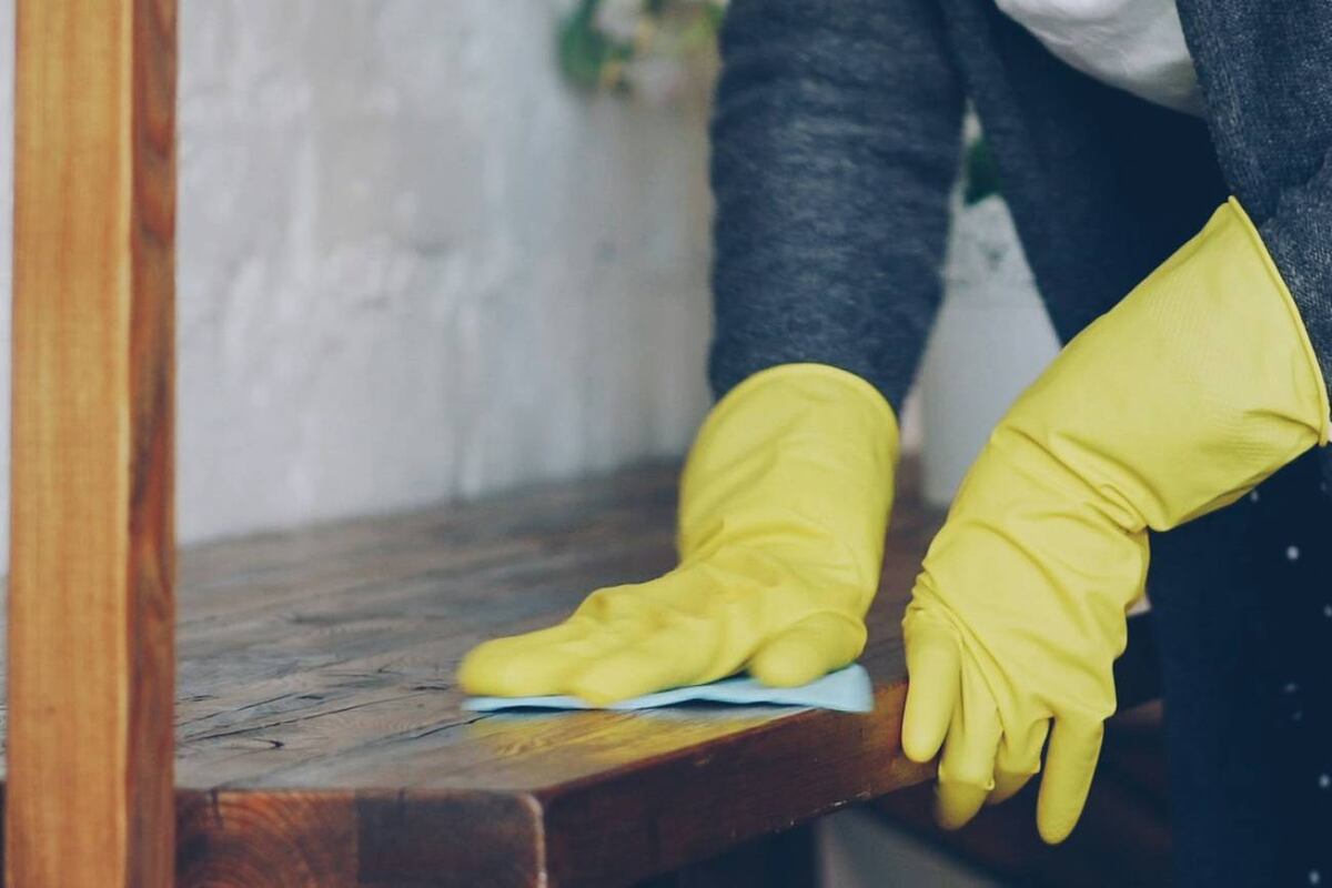 Una manera muy sencilla de limpiar el polvo de los muebles para que duren más tiempo limpios. (Unsplash)