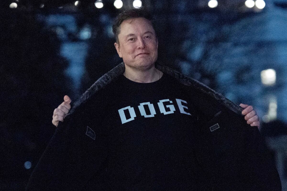 ARCHIVO - Elon Musk muestra su camiseta que dice "DOGE" a los medios mientras camina por el jardín sur de la Casa Blanca, en Washington, el 9 de marzo de 2025. (AP Foto/José Luis Magaña, Archivo)