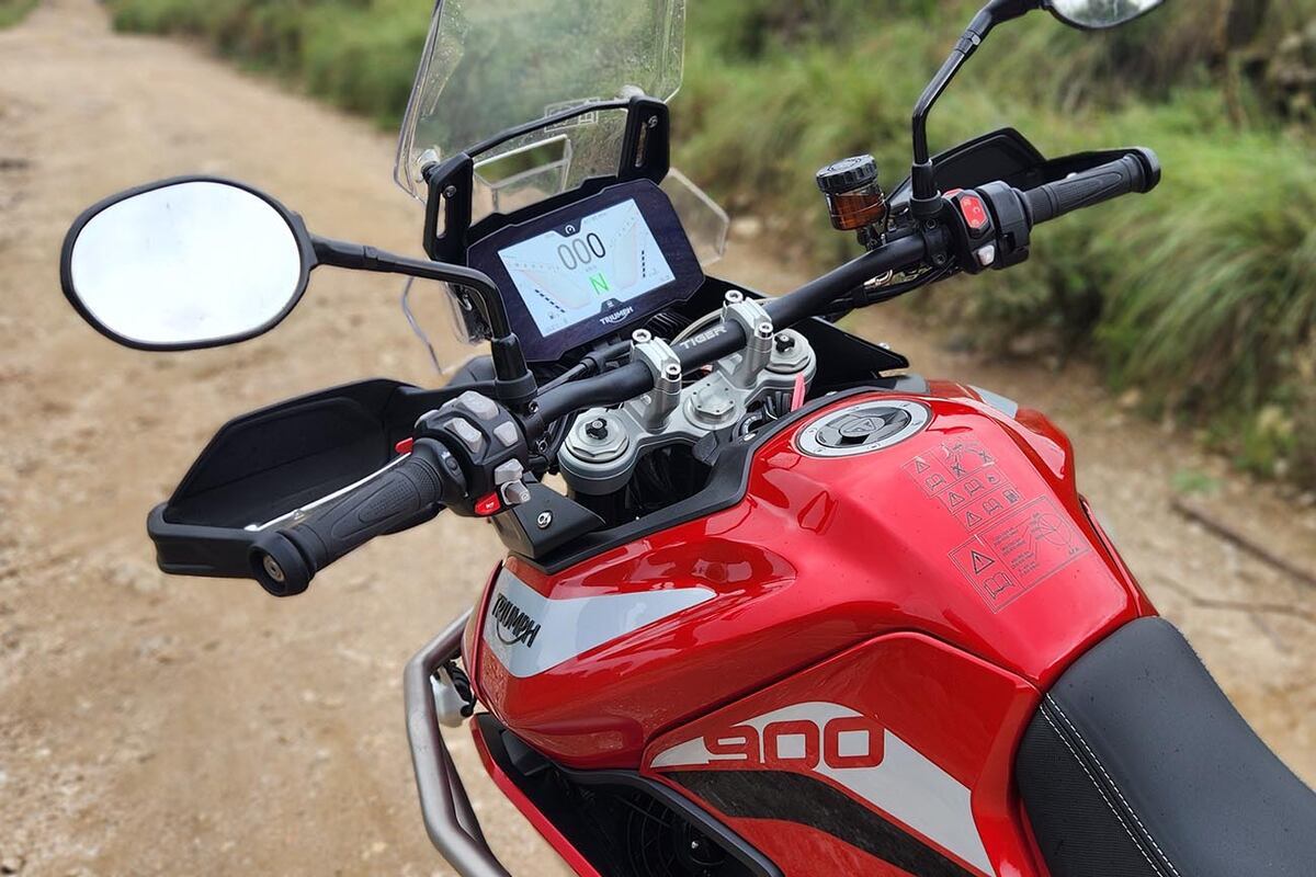 El piloto se va a encontrar con un manillar reposicionado respecto de la versión anterior, lo que facilita las maniobras a baja velocidad.
