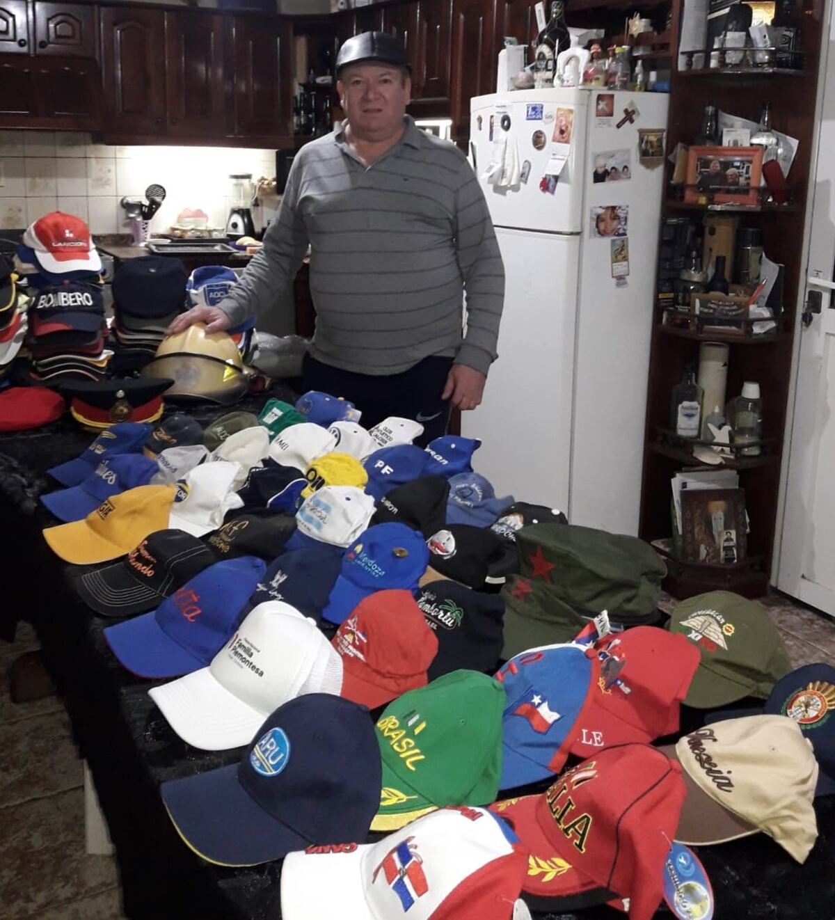 Edgardo Scarabotti, el coleccionista de gorras