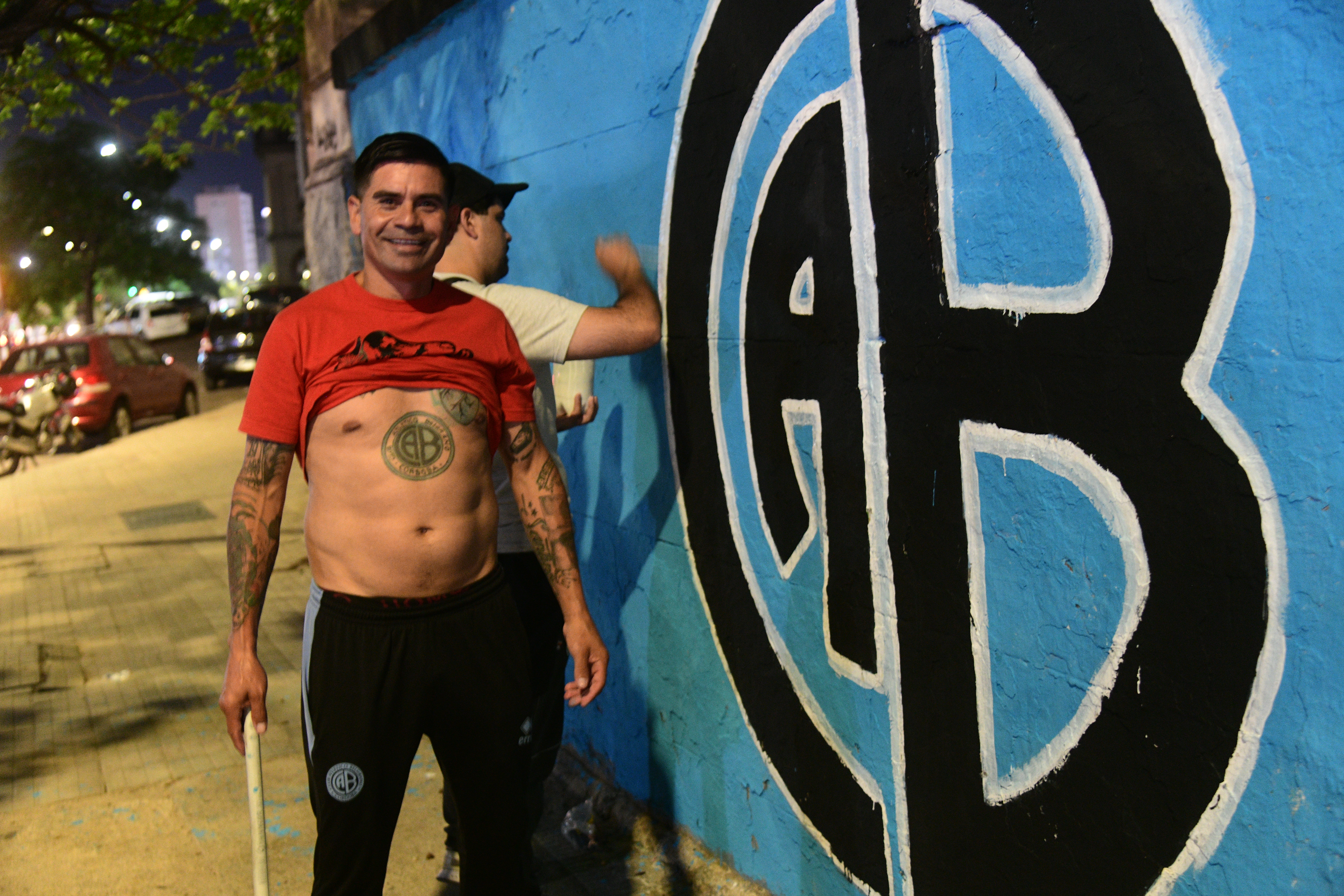 Hinchas de Belgrano pintan un mural en la zona de la Estación Mitre frente a la Terminal de ómnibus. (Javier Ferreyra / La Voz)