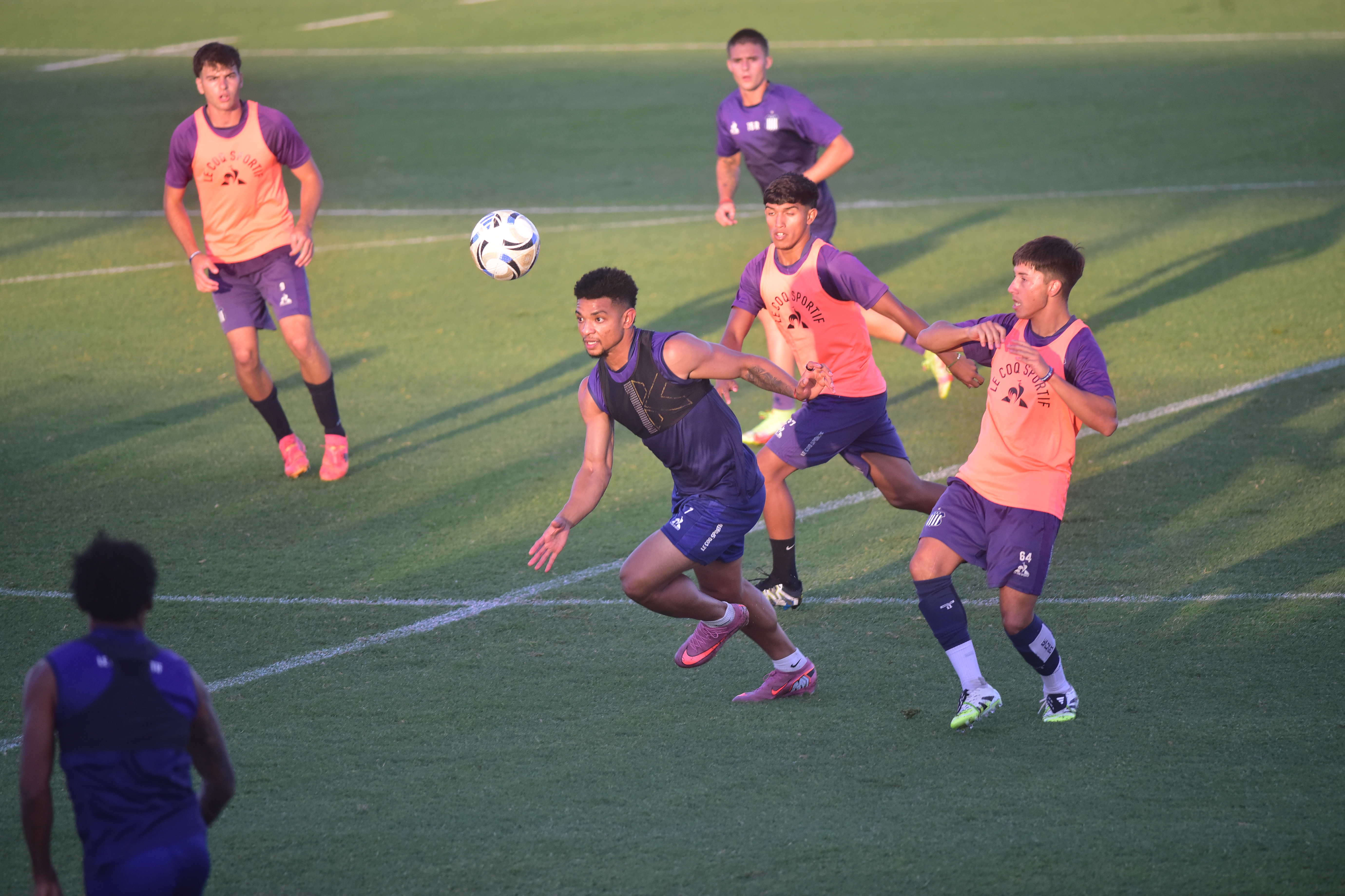 Talleres entrena en el predio del club bajo la dirección técnica de Carlos Tévez. (Javier Ferreyra / La Voz)