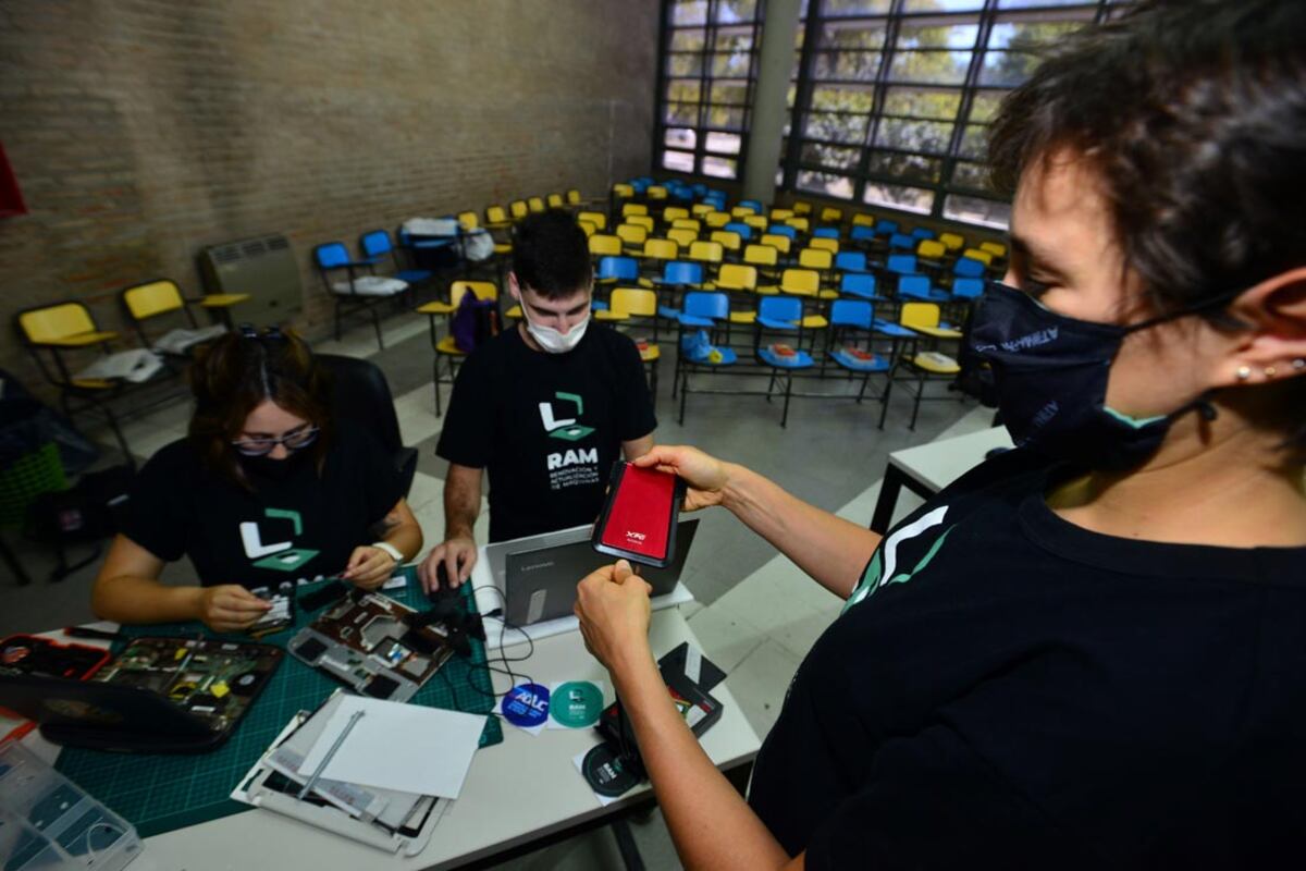  ID:6609361 Alumnos de la Universidad Nacional de Cordoba UNC hacen mantenimiento y reparación de computadoras.  Programa RAM, Renovacion y Actualización de Máquinas.14 octubre 2021.Foto Nicolás Bravo