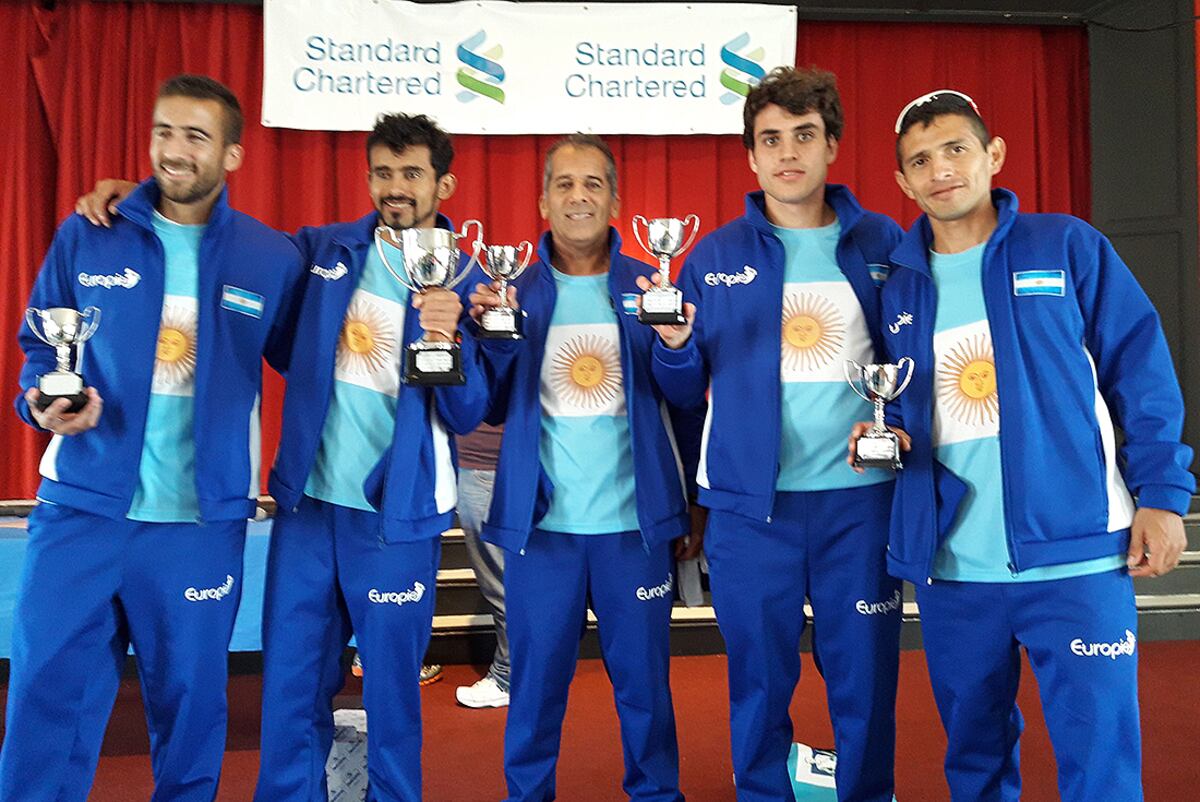 Luis Escudero y su equipo, durante la premiación de la maratón en Malvinas.