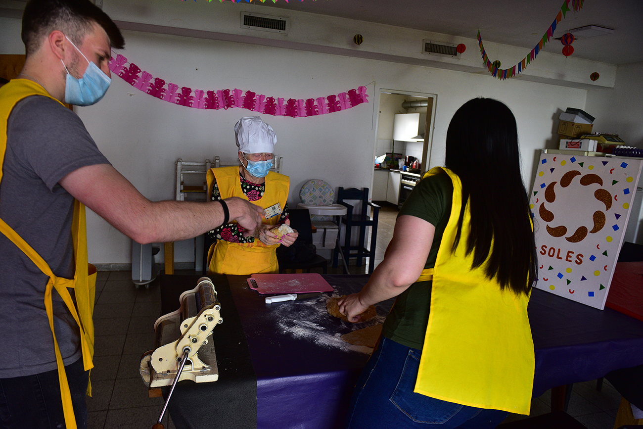 Yofre Norte. Marita, junto a otros integrantes del grupo de cocina de Soles, preparando lasaña para los niños y sus familias en Córdoba (José Hernández/La Voz).


