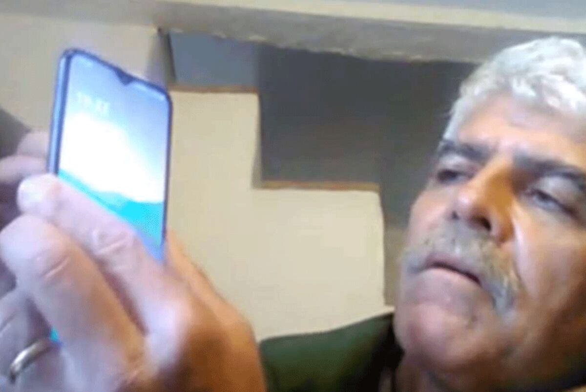 The Register le pidió a Higgins que demuestre por video llamada cómo desbloqueaba el teléfono. (Foto: captura de video/ The Register)