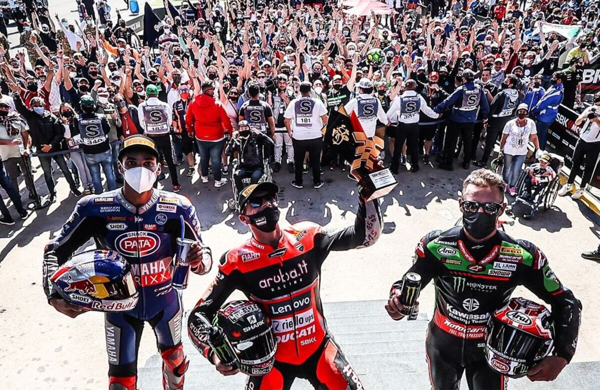 Redding escoltado por Razgatlioglu y Rea en El Villicum. (@worldsbk)