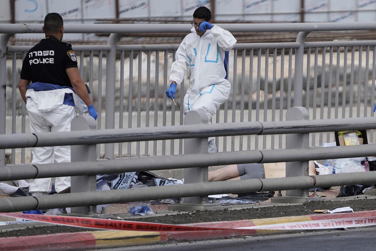 La policía israelí y los equipos de rescate acudieron al lugar de un tiroteo en el que varias personas murieron y resultaron heridas en Jerusalén, el lunes 8 de septiembre de 2025. (Foto AP/Mahmoud Illean)