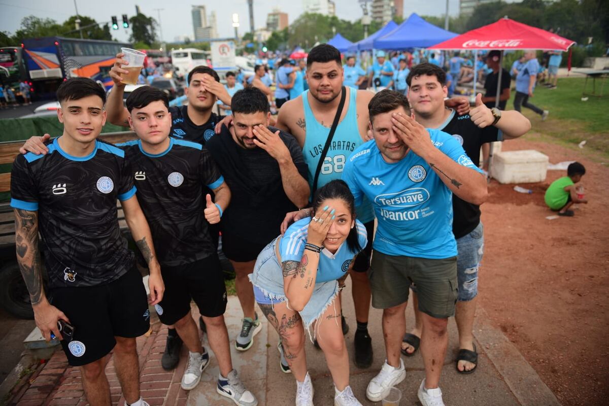 Belgrano: Los hinchas en la previa del partido frente a Argentinos Juniors por una de las semifinales de la Copa Argentina, en Rosario. (José Hernández / La Voz)