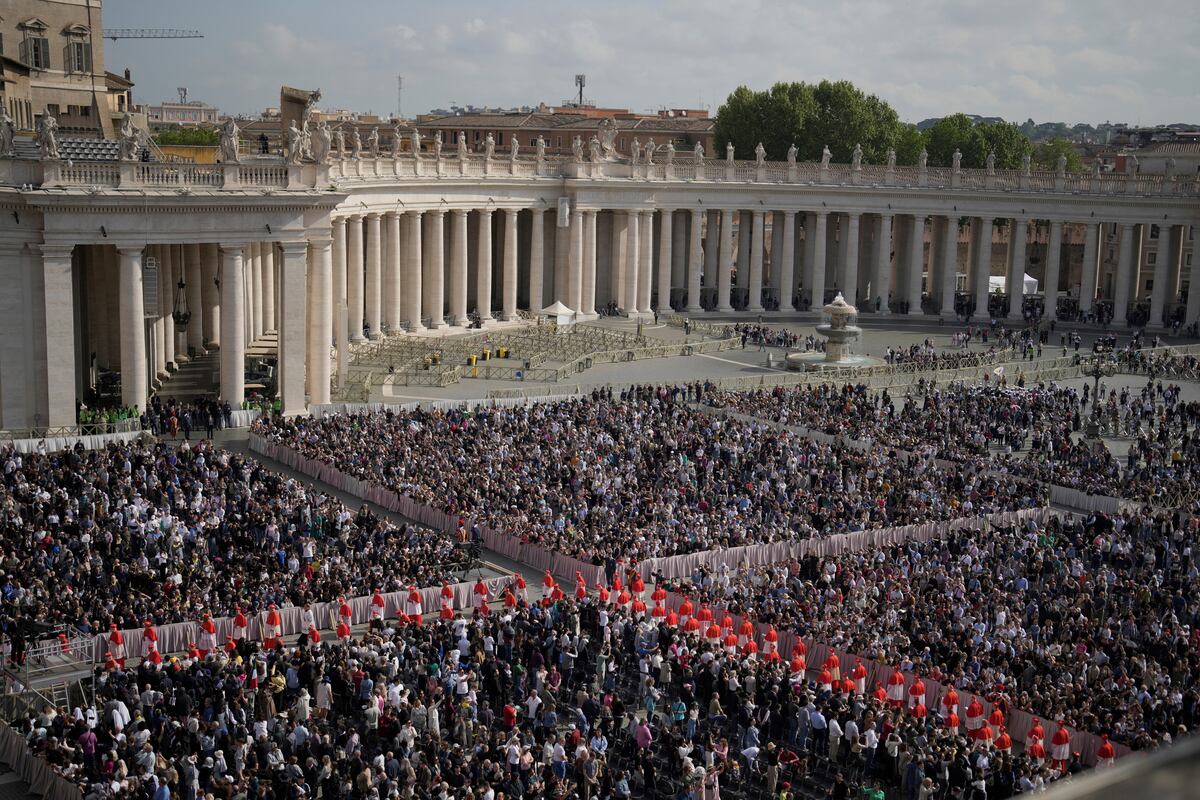 El mundo despide al papa Francisco en el Vaticano en medio de un fuerte operativo de seguridad.