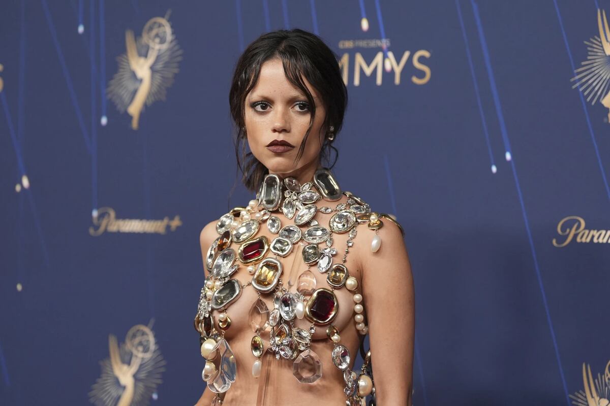 Jenna Ortgea, a su paso por la alfombra roja de los Emmy 2025. (AP)