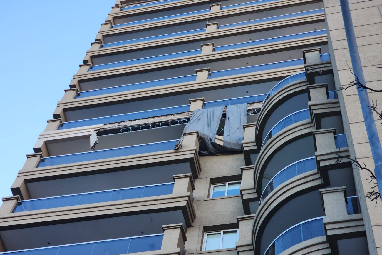 Un nuevo derrumbe de mampostería se produjo este martes por la mañana en un edificio de barrio Nueva Córdoba, en el noveno piso deTerrazas del Palacio, ubicado en Chacabuco 887. (Pedro Castillo / La Voz)