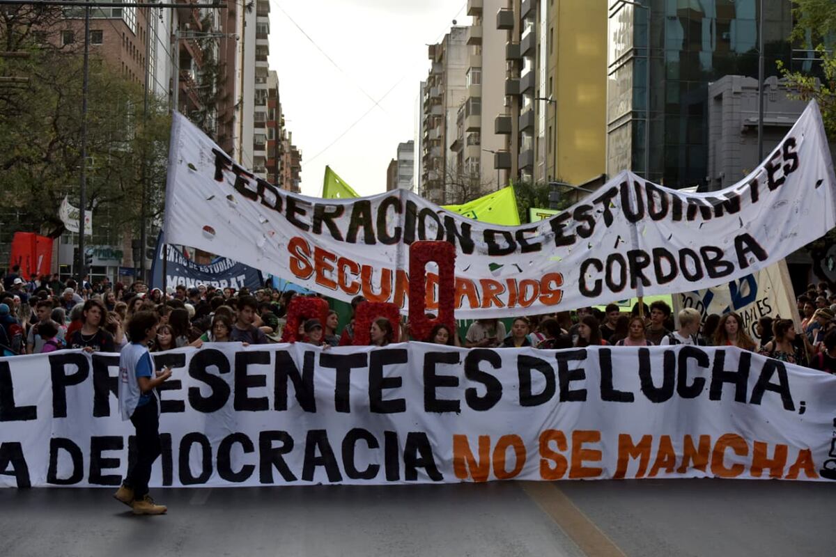 La Federación de Estudiantes Secundarios, al frente de la marcha en Córdoba a 46 años de la Noche de los Lápices. (Facundo Luque / La Voz)