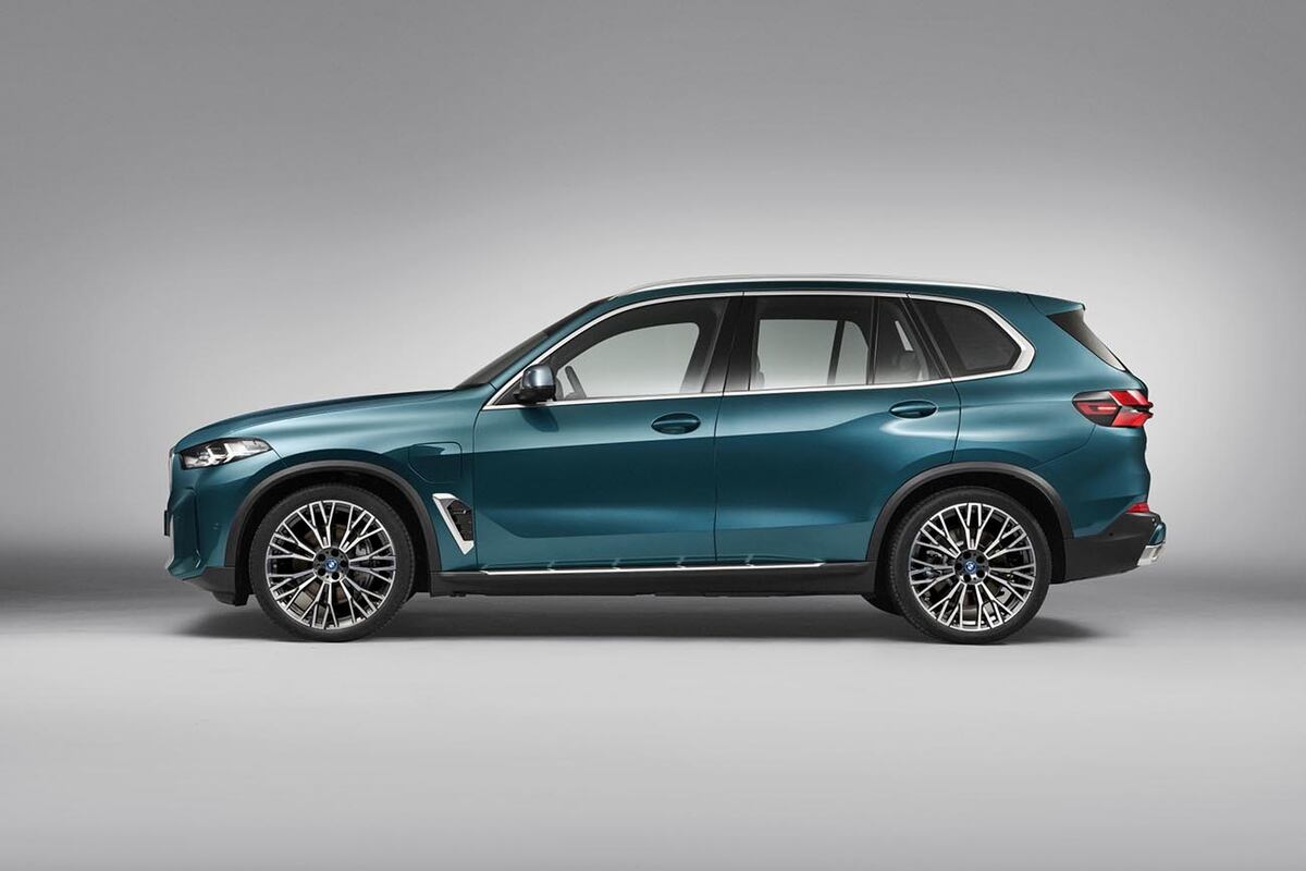 Dispone del sistema inteligente de tracción integral BMW xDrive, que le permite acelerar de 0 a 100 km/h en 5,4 segundos y alcanzar 243 km/h.