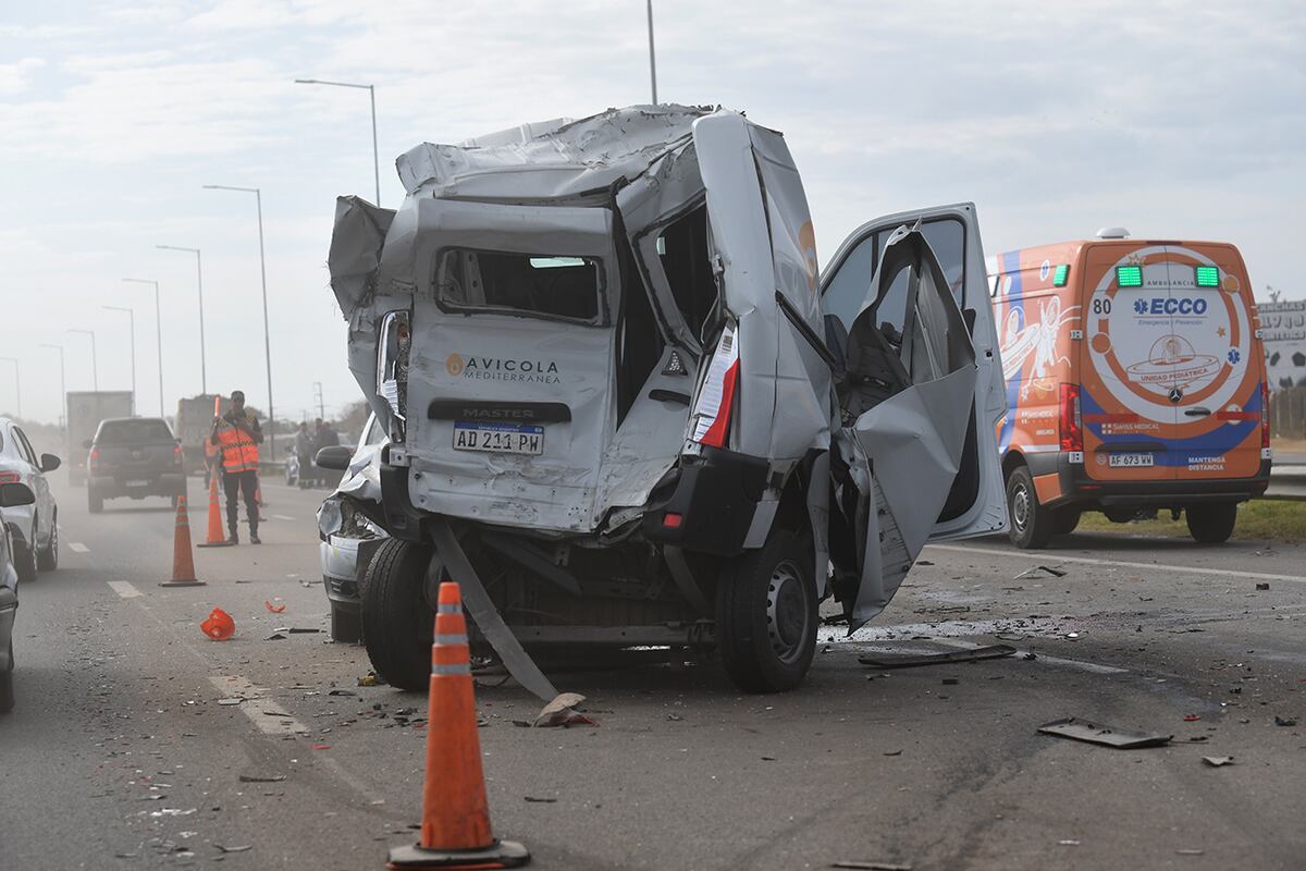Accidente a la altura del puente Sabattini en un puesto de la policía Caminera. (Ramiro Pereyra / La Voz)