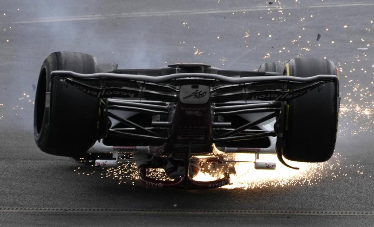 El momento en el que el el piloto chino Guanyu Zhou queda con su auto dado vuelta (Foto: Captura diario Marca).