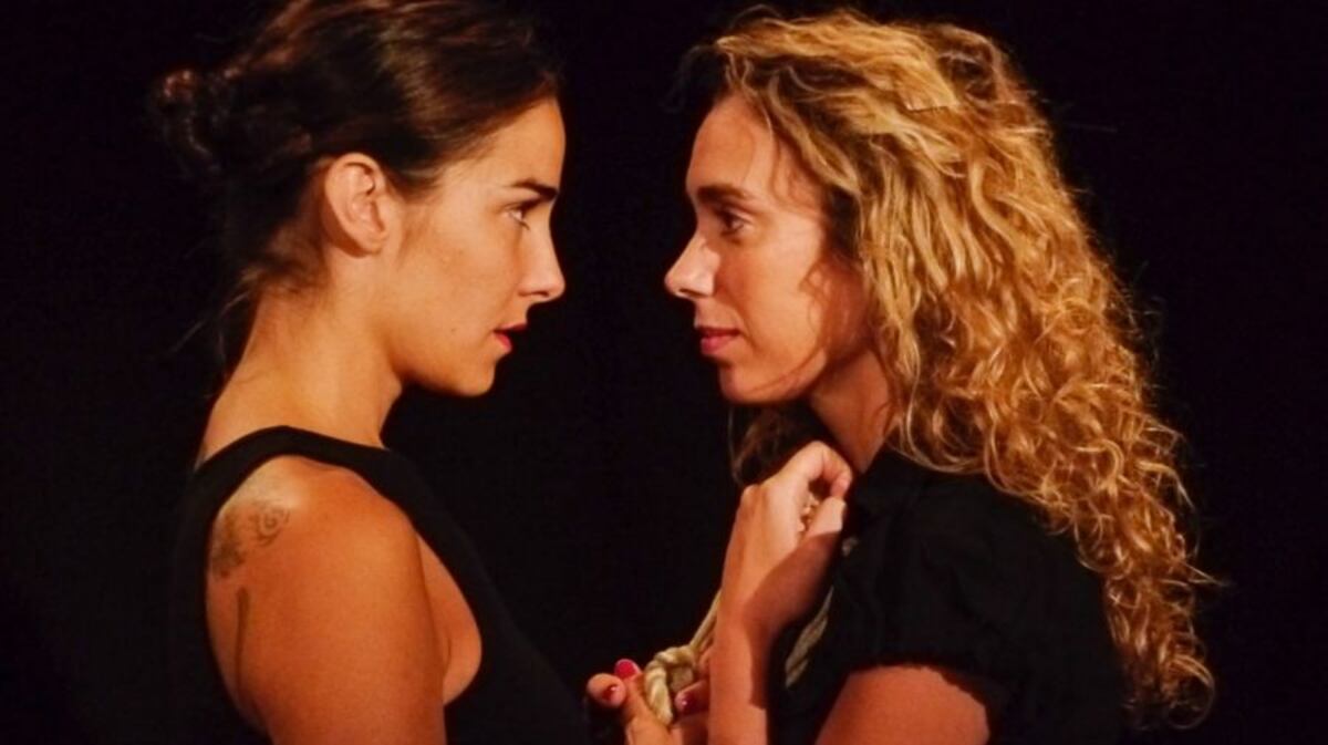 Juana Viale y Victoria Césperes en "La sangre de los árboles", la obra que recorrió el mundo y también se presentó en Córdoba.