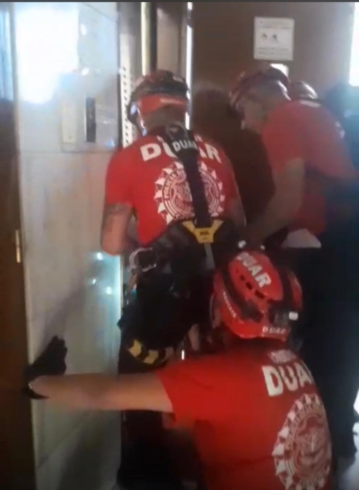 Nueva Córdoba: rescataron a dos mujeres tras la caída de un ascensor desde un noveno piso (Foto: Policía de Córdoba)