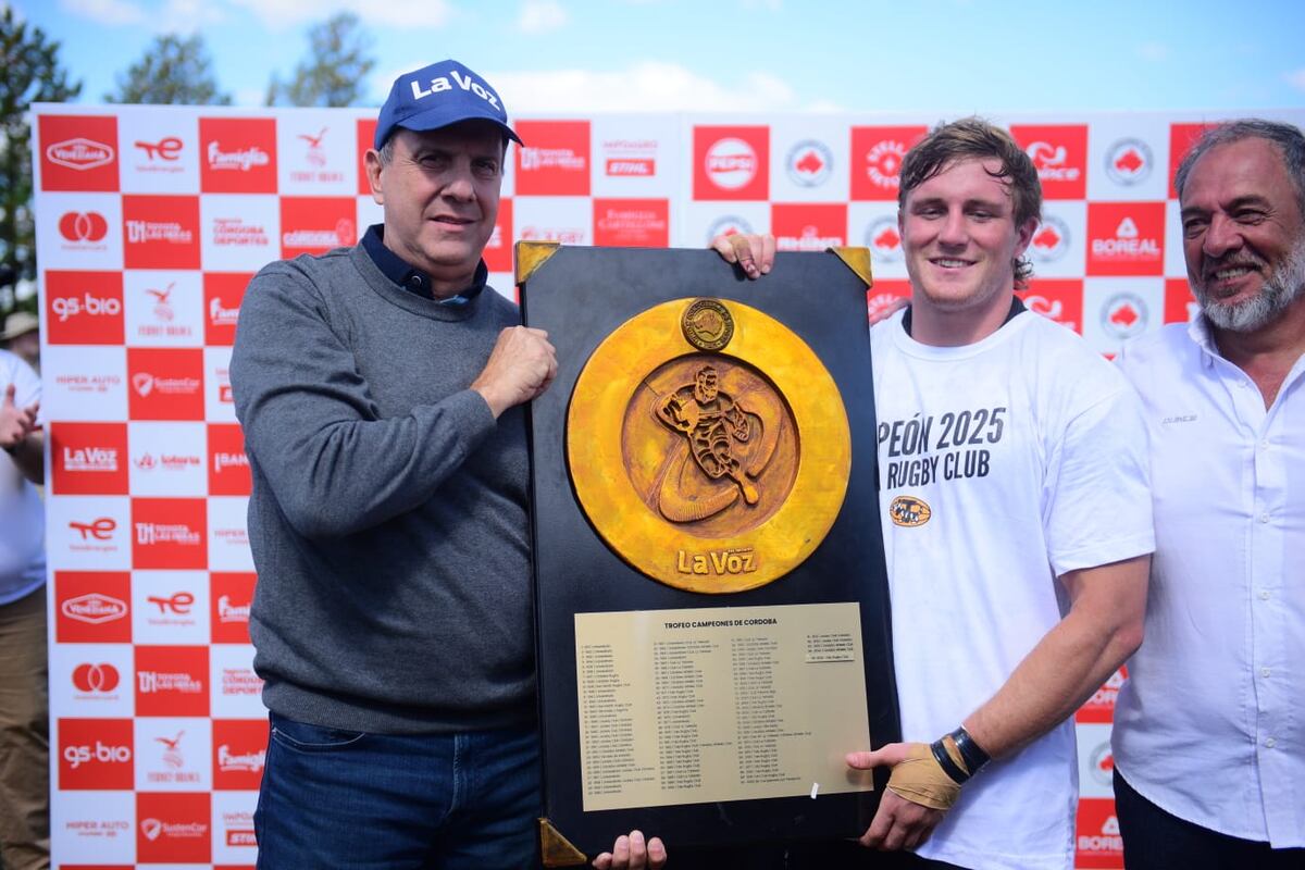 Juan Tillard entregó el Torfeo de los campeones a Tala RC, que le ganó a Jockey CC y se quedó con el título 2025 del Top 10 A. (José Gabriel Hernández / La Voz).