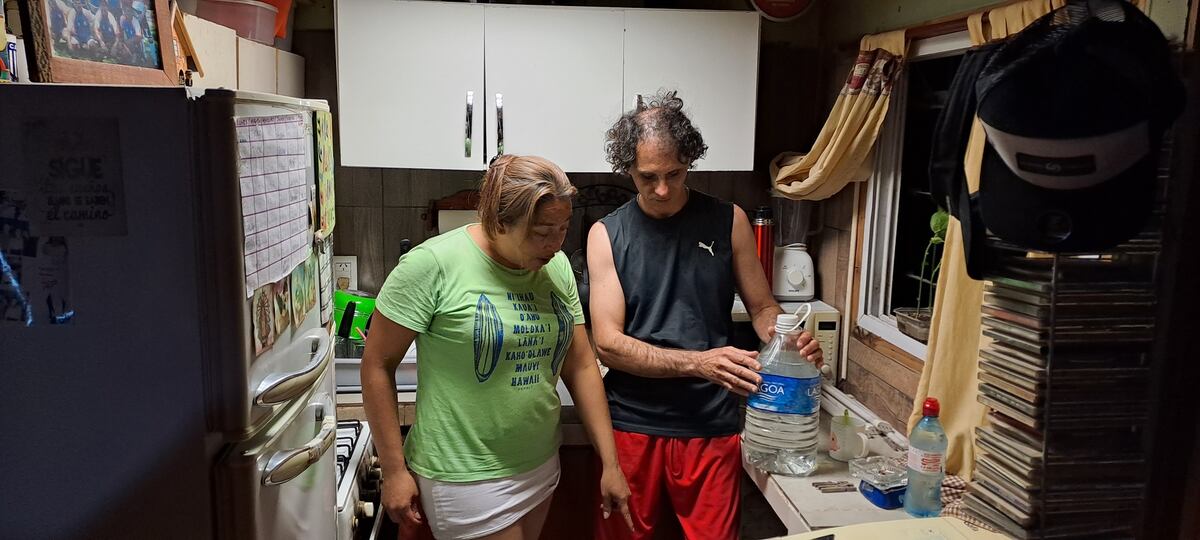 Rubén y Mariana relatan las peripecias para llegar a tener algo de agua cada dia en su hiogar en Salsipuedes (La Voz)