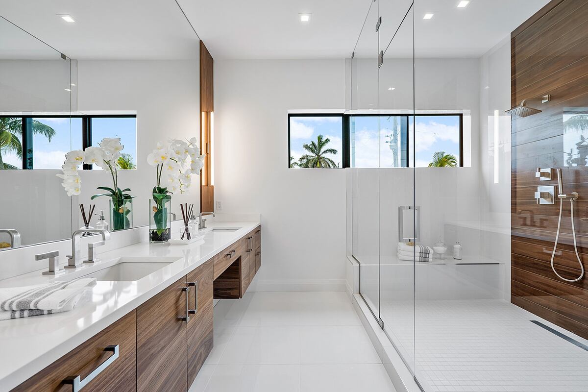 Ganar luminosidad en el baño aumenta la sensación de amplitud y limpieza, facilita el maquillaje o afeitado, e influye positivamente en el estado de ánimo de los habitantes de la casa.