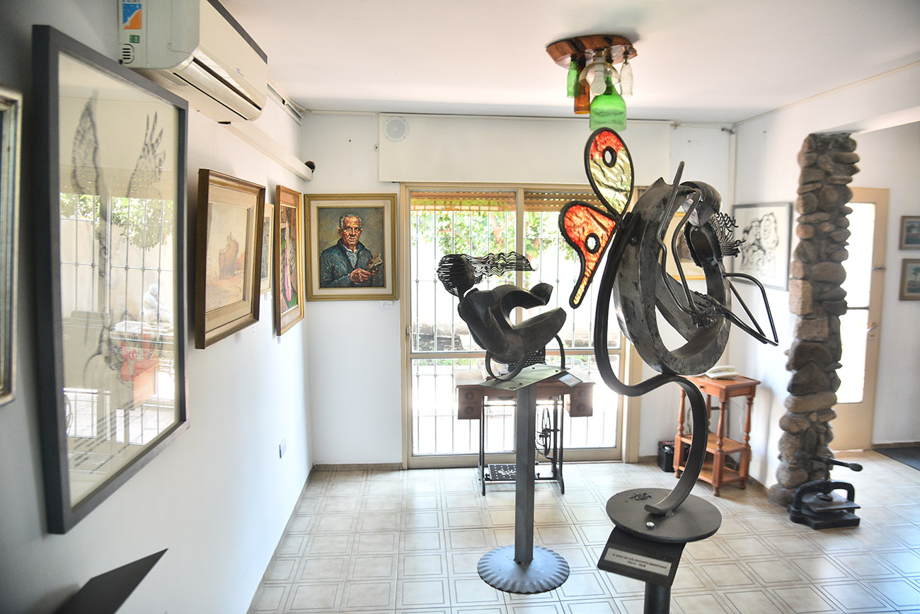Centro Cultural Por amor al arte. Esculturas de Guillermo Lotz, entre pinturas de artidtas varios. (Pedro Castillo /La Voz)