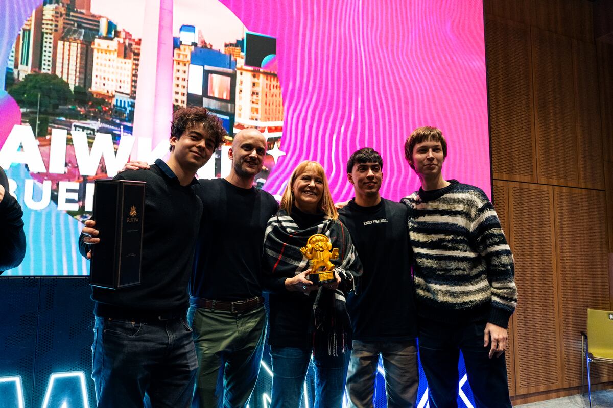 Equipo ganador celebrando con el trofeo de AI Weekend.