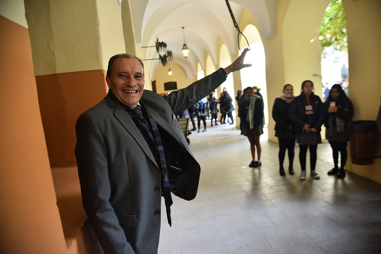 Ramón Frontera portero que se jubila después de 45 años trabajando en el Colegio Monserrat. (Foto: Pedro Castillo/La Voz)