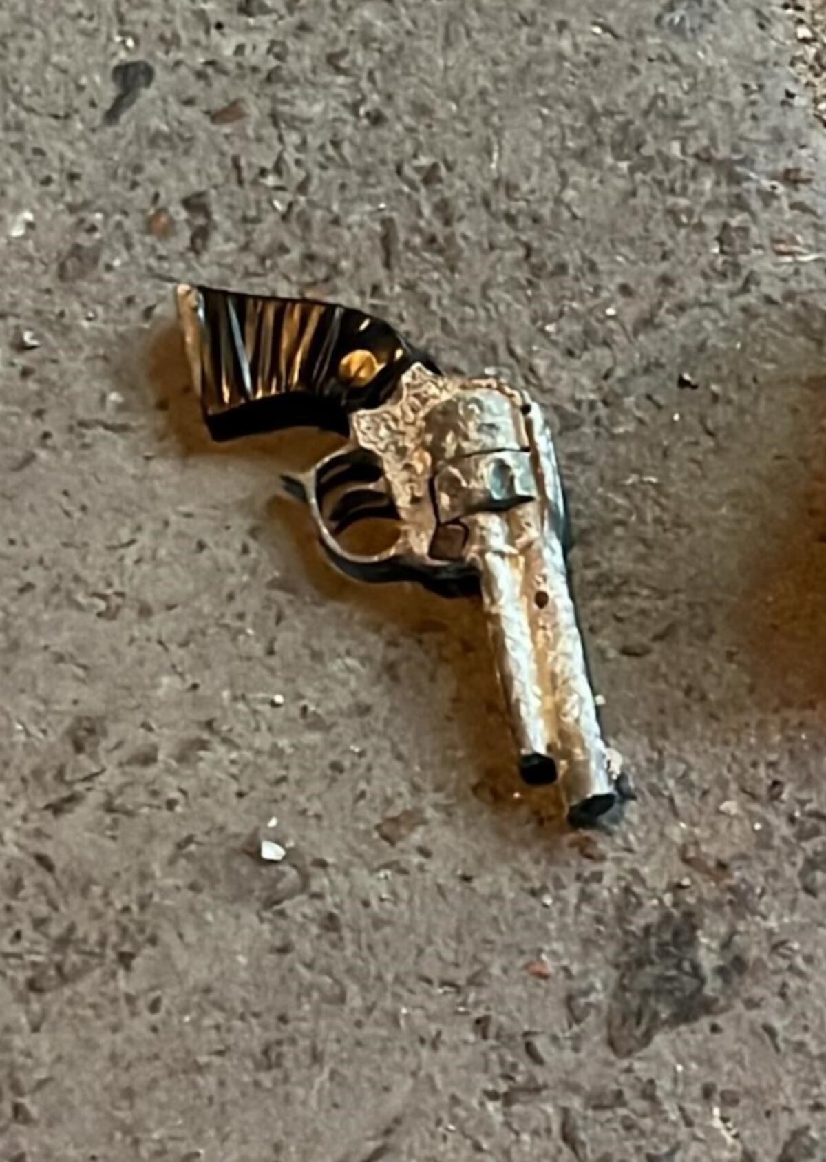 Intentaron robarle a un policía de civil en La Matanza y se defendió a los tiros: mató a un ladrón. (Clarín)