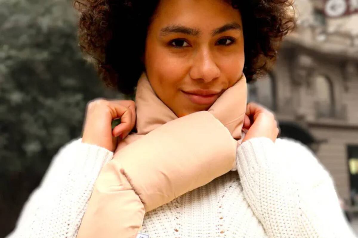 La puffer scarf combina la calidez de un puffer con la elegancia de una bufanda, lista para dominar el invierno 2025. (Pinterest)