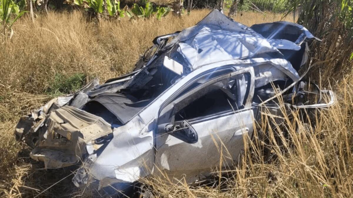 Así quedó el auto al vacío desde un acantilado de más de 400m.