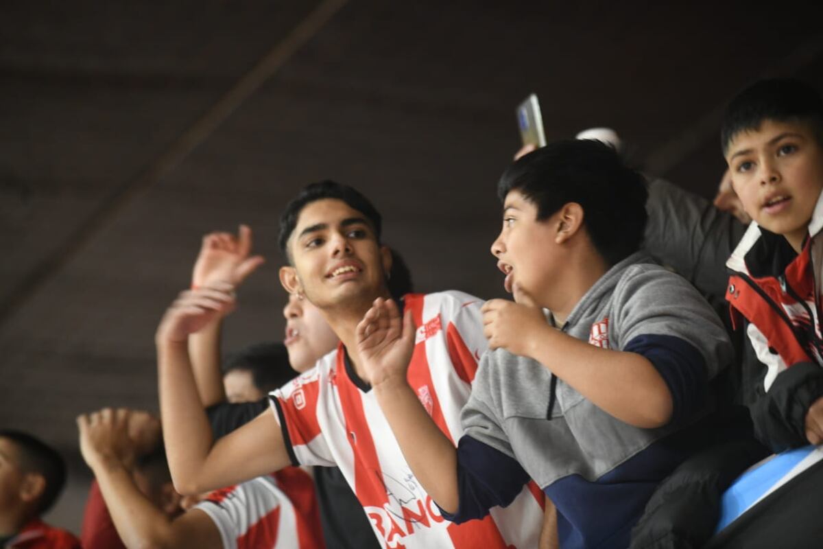 El Sandrín a pleno para apoyar a Instituto en su partido ante Olímpico de La Banda, por el quinto partido de la serie semifinal de la Liga Nacional. (Javier Ferreyra / La Voz)