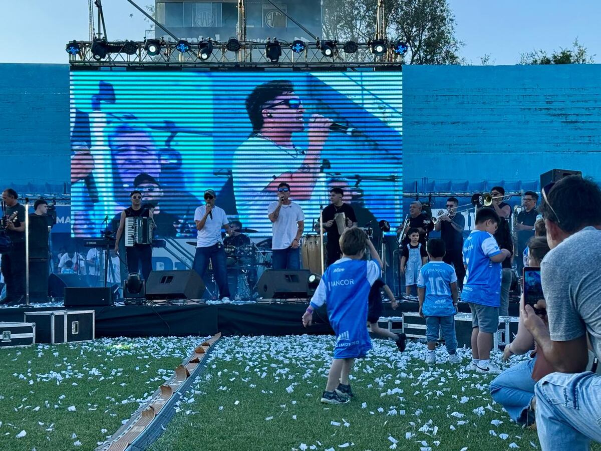 Estudiantes de Río Cuarto festejó su ascenso en el estadio Candini. (Tomy Fragueiro / La Voz)
