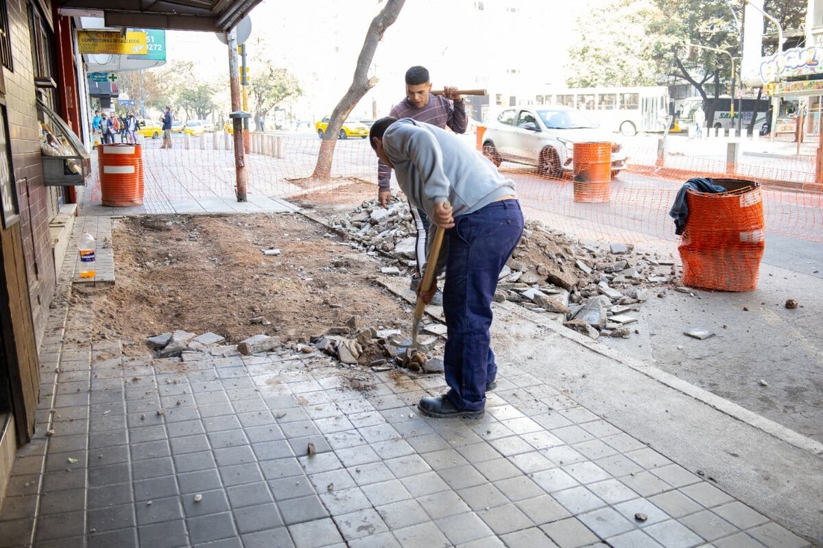 La Municipalidad realiza el cambio de veredas en el tramo que se está bulevarizando de Chacabuco - Maipú (Municipalidad de Córdoba).