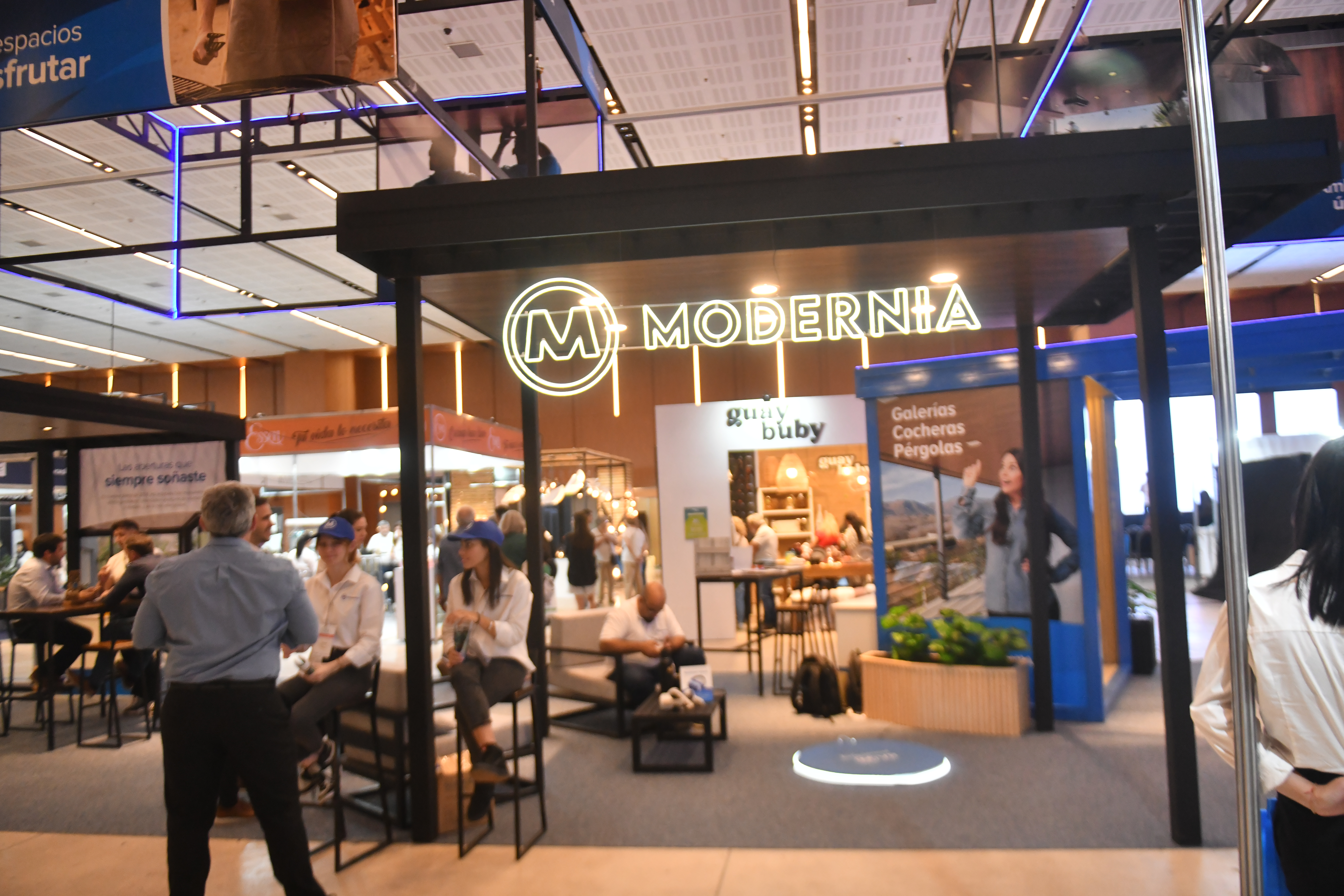 Asesores de Modernia trabajando en la Expo Estilo Casa.