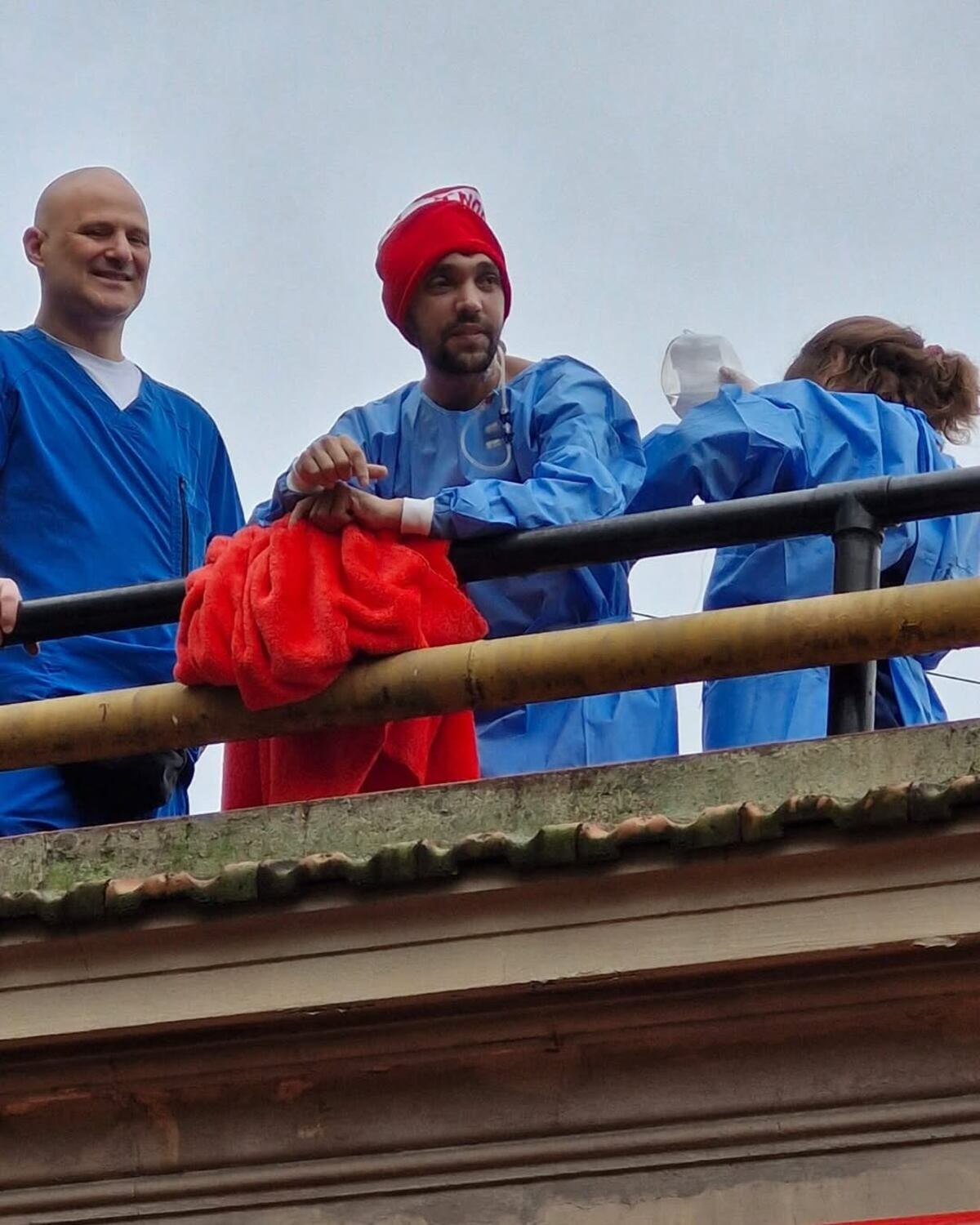 Tras casi dos meses en terapia intensiva, Pablo Grillo sigue su recuperación y salió al balcón del hospital. (Gentileza)