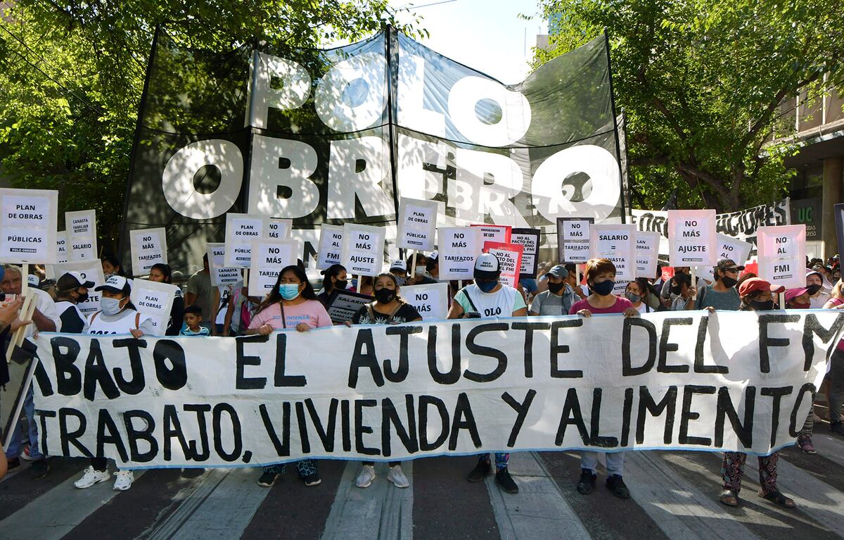 15 Febrero 2022 Mendoza Política
Marcha del Polo Obrero, por las calles céntricas. Dirigentes sociales relaman no al ajuste, más planes sociales, ayuda económica a comedores, canasta escolar y no pagar al FMI
Foto: Orlando Pelichotti / Los Andes