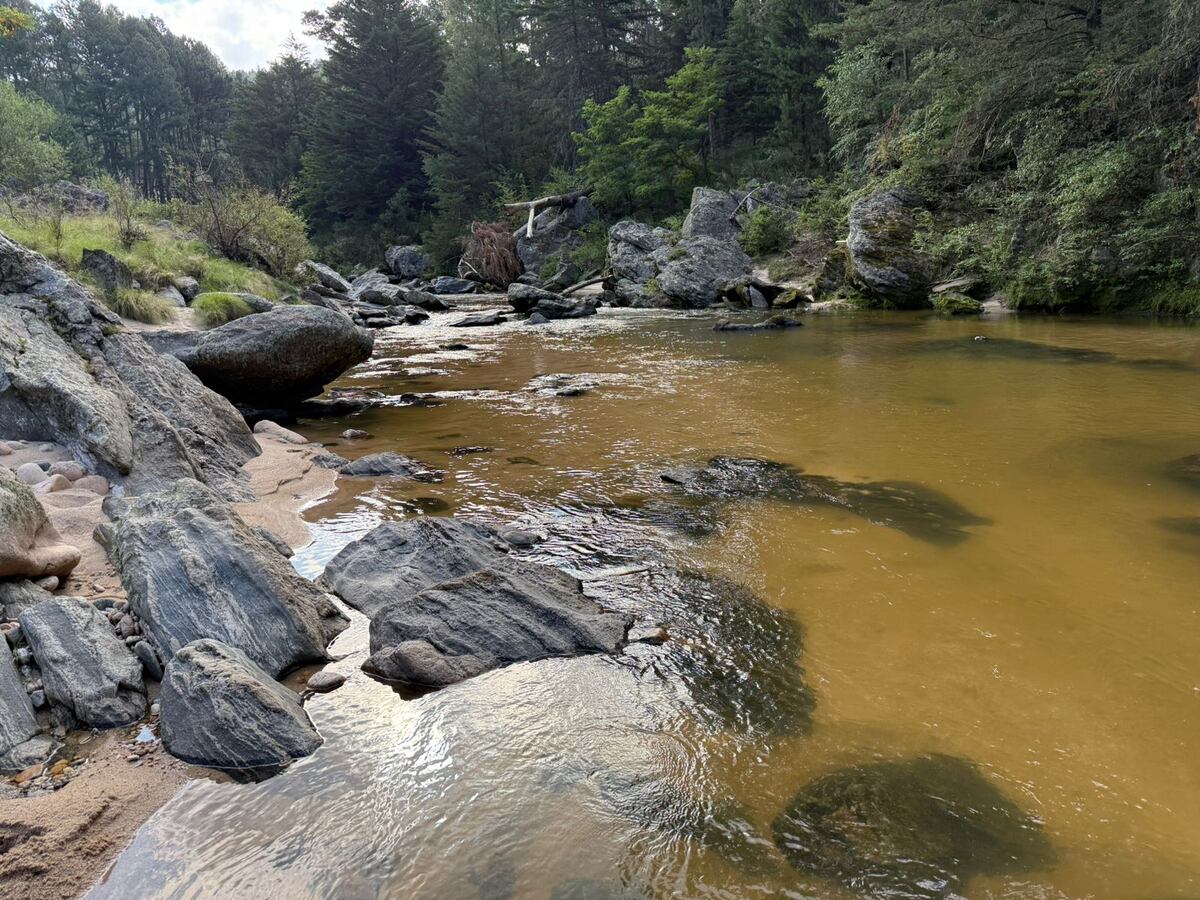 Presencia de líquidos cloacales en el río del Medio, según los vecinos que reclaman. (Gentileza)