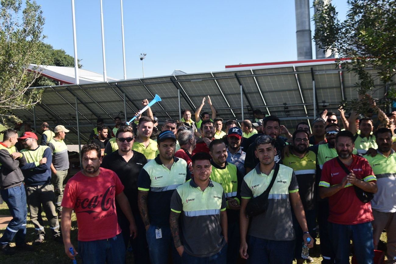 Protesta de trabajadores frente a la planta de Coca Cola.  (Pedro Castillo / La Voz)